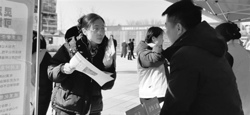 招聘会现场有76家企业参加,共提供岗位324个 记者 王颂博 杨浩泉 摄
